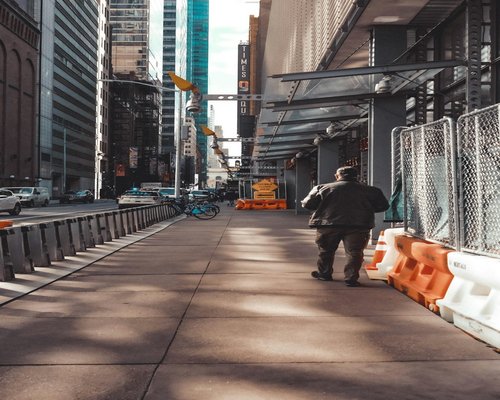 Persona caminando hacia el trabajo en la ciudad